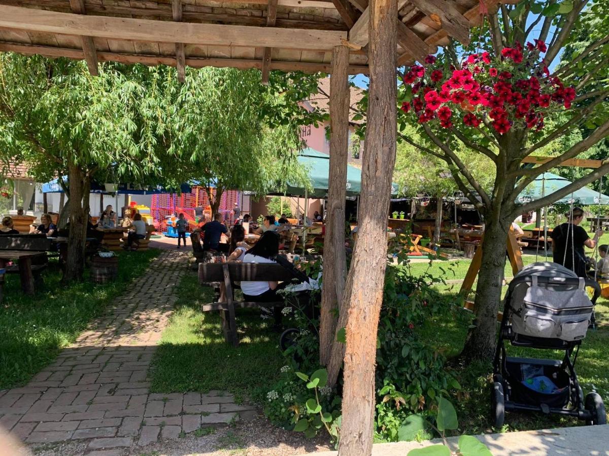 مبيت وإفطار Restoran,,Vuk,, Trsic المظهر الخارجي الصورة